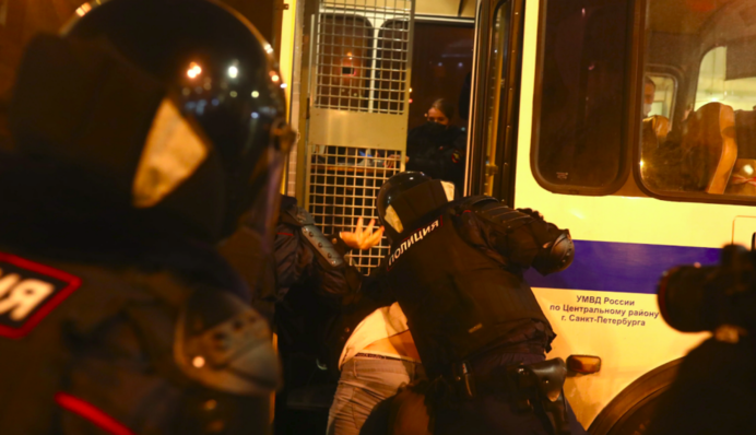 У Росії масово б'ють і затримують учасників протесту проти вироку Навальному: фото і відео