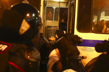 У Росії масово б'ють і затримують учасників протесту проти вироку Навальному: фото і відео