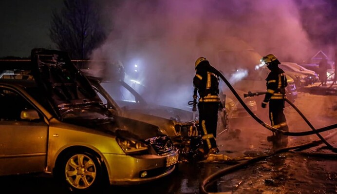 У Києві пожежа знищила 4 машини: подробиці інциденту