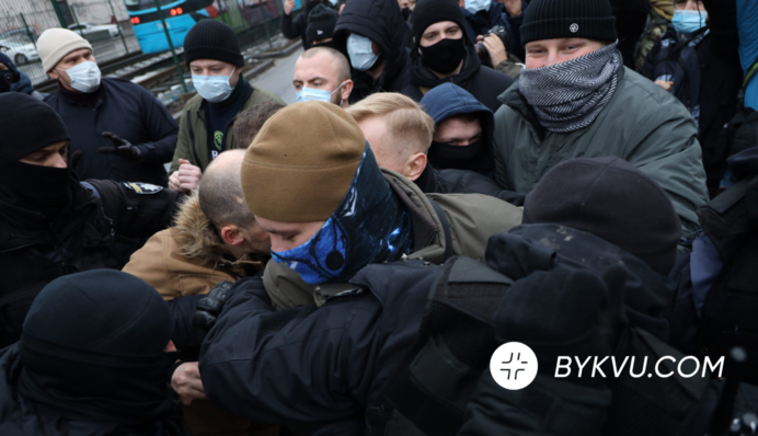 Столкновения активистов и полиции возле одного из телеканалов: видео и новые подробности