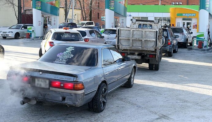 Назад в СССР: в сети показали видео гигантской очереди за бензином в России