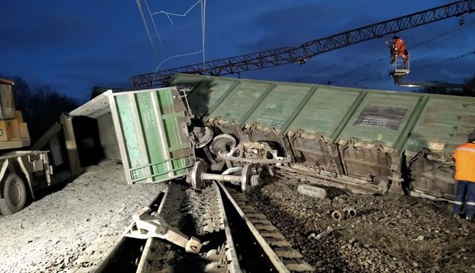 Під Дніпром вночі з рейок зійшов потяг: фото серйозної аварії