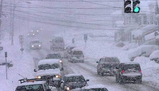 Киев замер в огромных пробках, водителей призывают не выезжать на дороги: карта