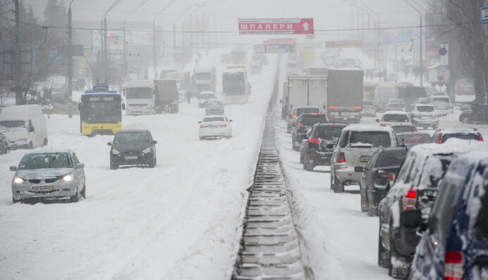 В Киеве дороги превратились в каток, столицу продолжает засыпать снегом: фото и видео