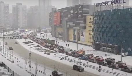 В Киеве автомобили стоят в километровых пробках из-за снегопада: эксклюзивное видео