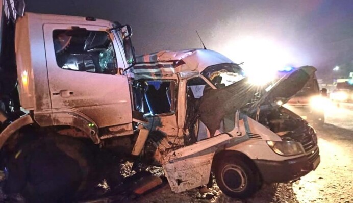 На Прикарпатье микроавтобус влетел в грузовик: есть погибшие