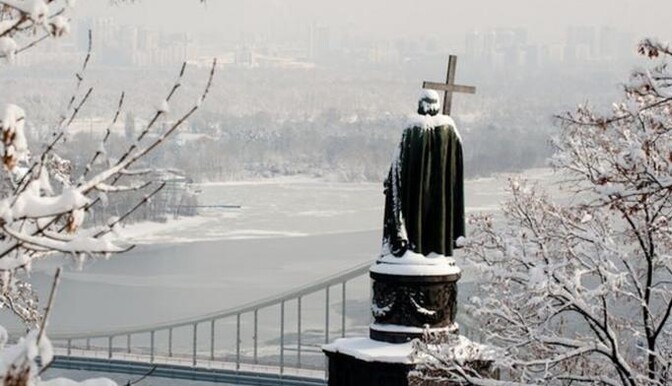Фото дня: в сети показали сказочный пейзаж Киева, засыпанного снегом