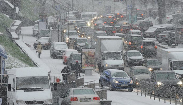 Огромные очереди в метро и коллапс на дорогах: что творится в Киеве после мощного снегопада