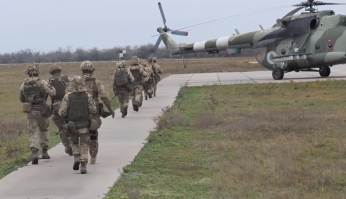 З неба в бій: під Херсоном українські військові показали справжній клас