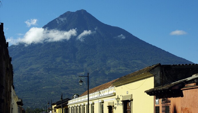Нірвани не буде? Медитацію туриста в Гватемалі нахабно перервало виверження вулкана