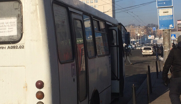 У Києві водій маршрутки побився з пасажиром через 8 гривень: що сталося