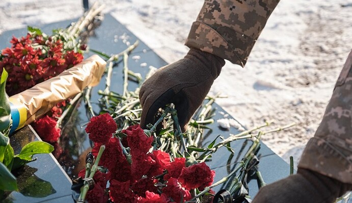 На Донбасі снайпер убив військового: на фронт вирушив президент