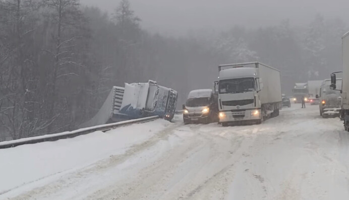 У Львові фура потрапила в серйозну ДТП: на в'їзді до міста утворився затор