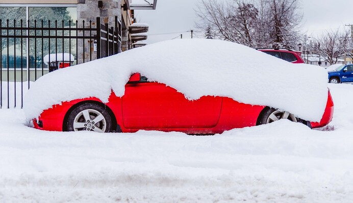 Сотні машин в заметах і мороз мінус 30: погода завдає нового удару по Україні
