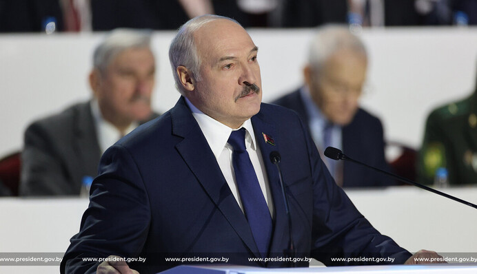 Лукашенко назвав умови відходу з посади президента і закашлявся