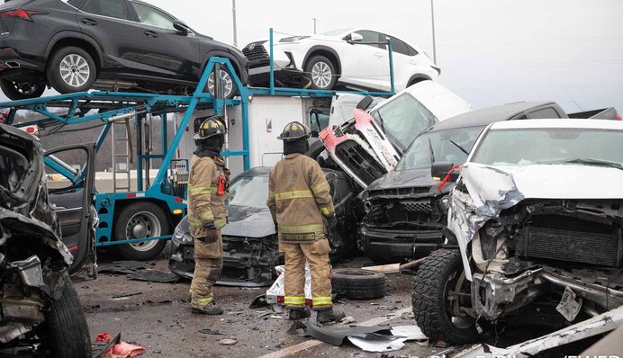 У США на дорозі зіштовхнулися понад 100 машин: моторошні кадри з місця ДТП