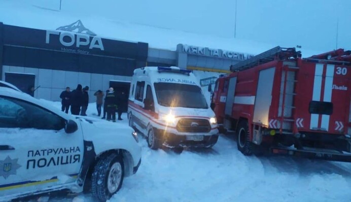 У Львові обвалився дах магазину: відео руйнувань