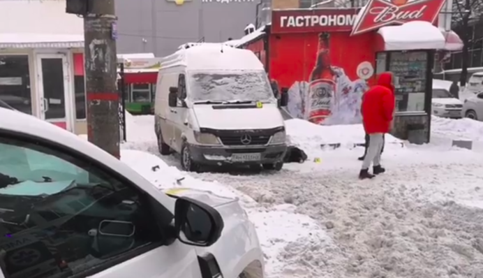 У Києві водій намагався вибратися зі снігового полону і задавив на смерть продавця: відео