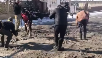 Довелося взяти лопати в руки: на Закарпатті місцеві жителі самі зайнялися розчищенням доріг, відео