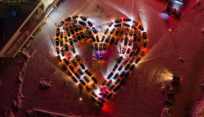 У Києві водії зібрали автовалентинку - відео флешмобу