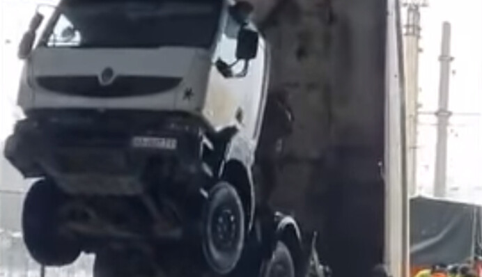 Повис в воздухе: в Киеве произошло загадочное ДТП с грузовиком