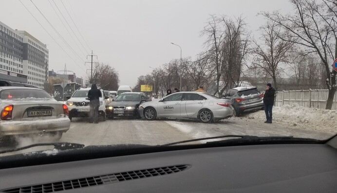 Під Києвом сталася масштабна ДТП: рух заблоковано