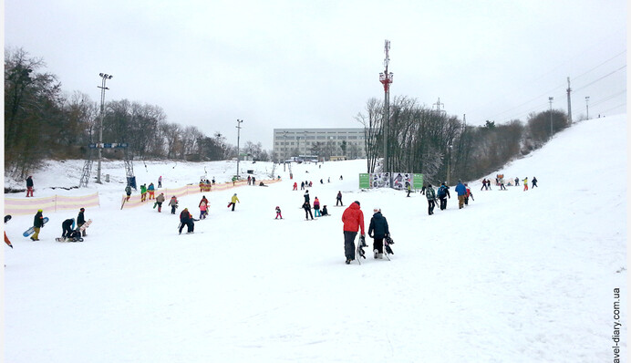 Не катастрофа, а лыжные трассы: как киевляне нашли пользу от заснеженного Киева
