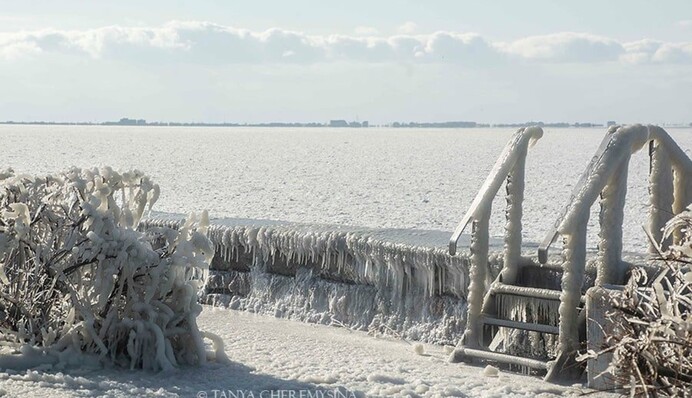 Замерзшее Азовское море поразило украинцев: удивительные кадры