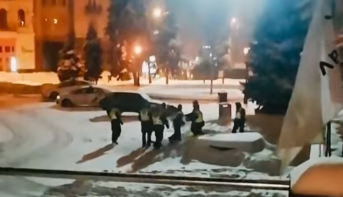 В центре Киева бойцы Нацгвардии устроили драку - били руками и ногами: видео