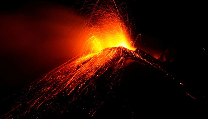 В Італії почалося потужне виверження вулкану Етна: видовищні фото і відео