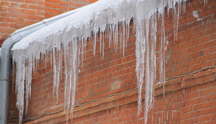 Обережно, падають бурульки: як у Києві борються з крижаними брилами, які загрожують людям