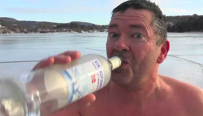 Мороз, ковзани і горілка: мережі підірвало відео купання норвежця в крижаному озері