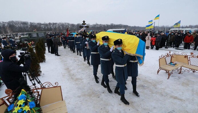Таких тут одиниці: в Кременчуці попрощалися із загиблими на Донбасі бійцями