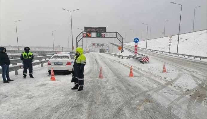 Вот так и зайдем в Крым зимой: украинцы шутят над закрытием Керченского моста из-за непогоды, фото и видео