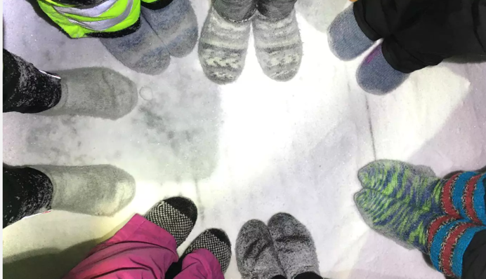 В Финляндии увлеклись забавным развлечением - бегом по снегу в шерстяных носках: фото и видео