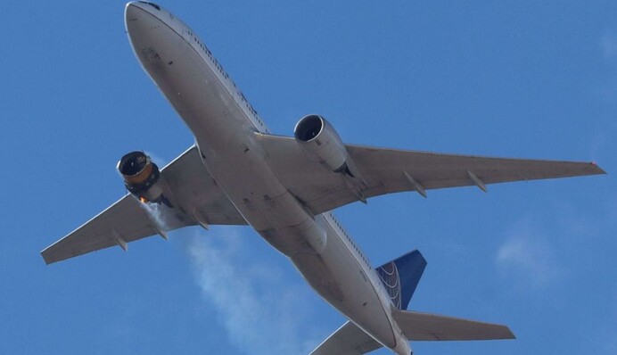 В США пассажирский самолет рассыпался прямо в воздухе - обломки падали на дома: фото и видео