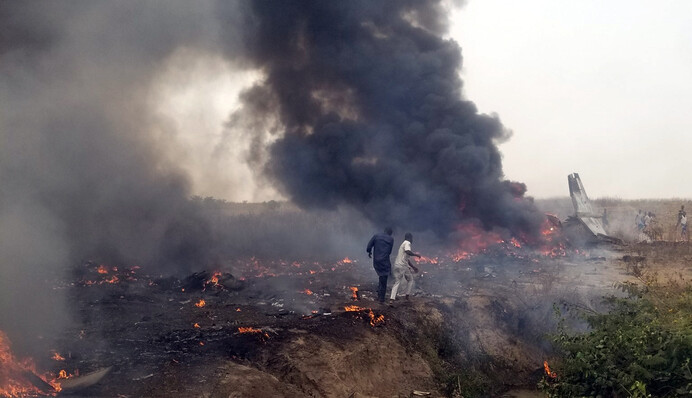 В Нигерии рухнул военный самолет - пилот успел отвести его от жилых кварталов: жуткое видео