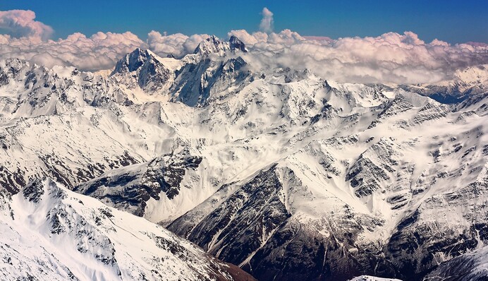 Народилися в сорочках: на Ельбрусі хлопець з дівчиною провалилися в ущелину