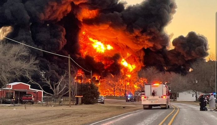 В США взорвался поезд с нефтепродуктами: фото и видео 