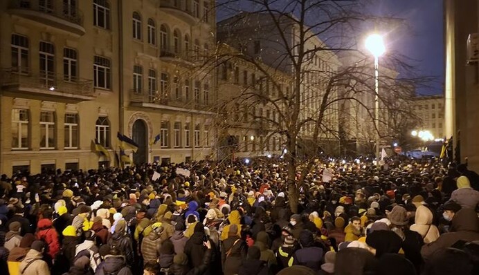 Під Офісом Зеленського відбулися сутички з поліцією: відео