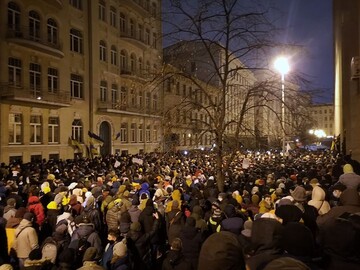Під Офісом Зеленського відбулися сутички з поліцією: відео