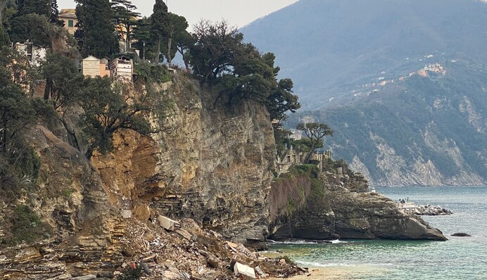 В Италии часть кладбища обрушилась в море: в воде оказались сотни гробов