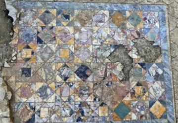Археологи нашли во Франции шикарный мраморный "ковер" времен древнего Рима: фото