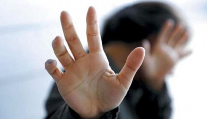 Повалили на асфальт и таскали за волосы: под Днепром школьницы зверски избили сверстницу