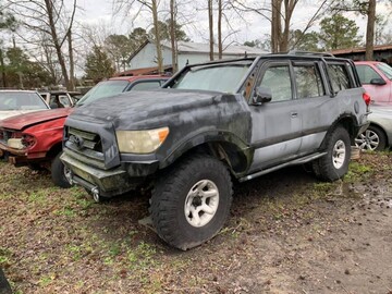 Автолюбитель "схрестив" стару Toyota з новою моделлю - доля машини була невтішною: фото