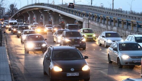 Киев замер в серьезных пробках 1 марта - начался ремонт важного моста: где не проехать, карта
