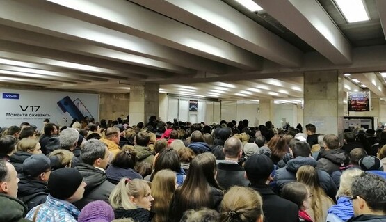 Який там карантин: в Києві в метро зібралися натовпи людей, утворилася 