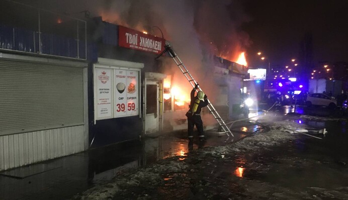 У Києві пожежа знищила частину ринку: подробиці інциденту