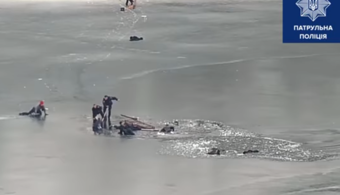 У Дніпрі троє чоловіків і дитина ледь не загинули на льоду, їх врятували в останній момент