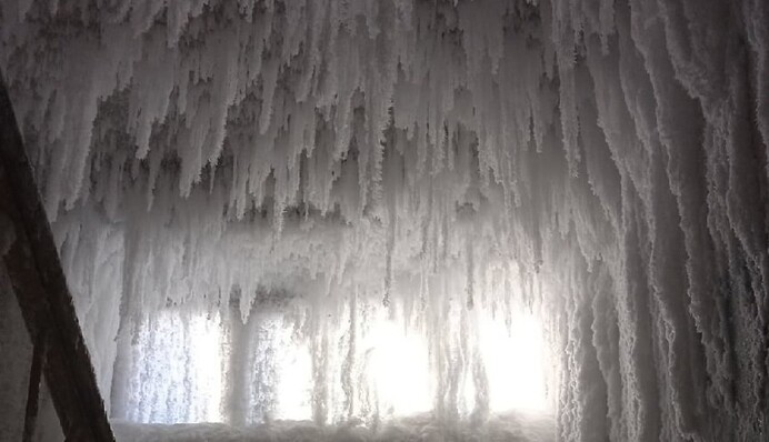 У Росії гуртожиток перетворився на крижану печеру: фото шокують